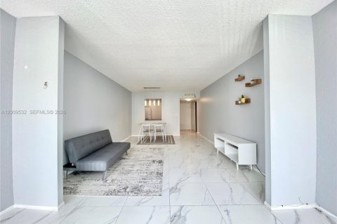 Condominio en venta en Hallandale Beach, Florida, 1 dormitorio, 76.18 m2 № 2171002 - foto 4