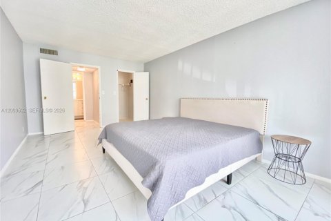 Condominio en venta en Hallandale Beach, Florida, 1 dormitorio, 76.18 m2 № 2171002 - foto 7