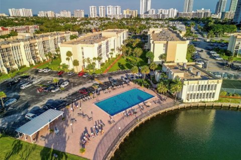 Condominio en venta en Hallandale Beach, Florida, 1 dormitorio, 76.18 m2 № 2171002 - foto 18