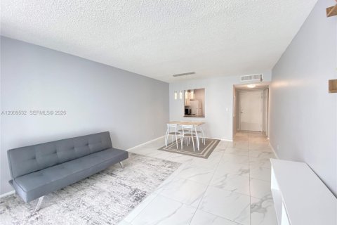 Condominio en venta en Hallandale Beach, Florida, 1 dormitorio, 76.18 m2 № 2171002 - foto 15