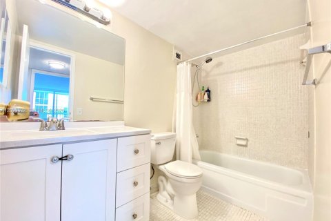 Condominio en venta en Hallandale Beach, Florida, 1 dormitorio, 76.18 m2 № 2171002 - foto 8