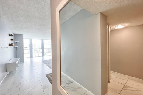Condominio en venta en Hallandale Beach, Florida, 1 dormitorio, 76.18 m2 № 2171002 - foto 9