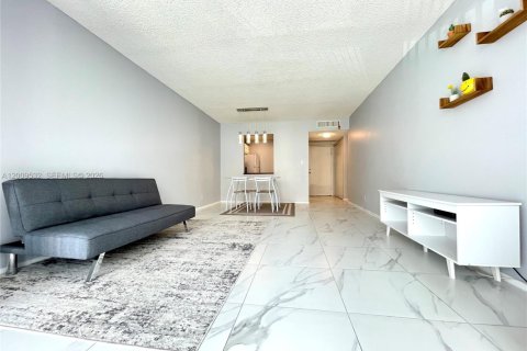 Condominio en venta en Hallandale Beach, Florida, 1 dormitorio, 76.18 m2 № 2171002 - foto 2