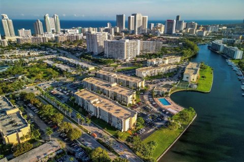 Condominio en Hallandale Beach, Florida, 1 dormitorio  № 2171002