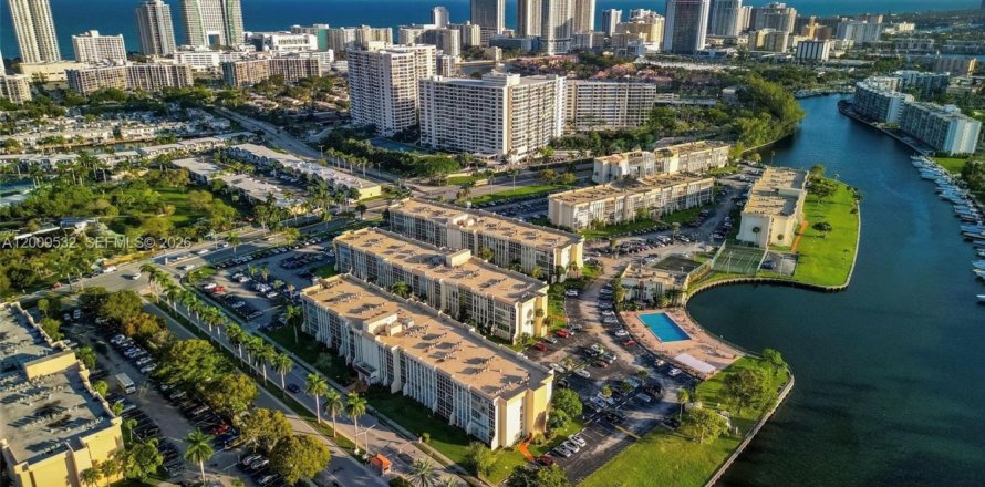 Condominio en Hallandale Beach, Florida, 1 dormitorio  № 2171002
