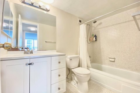 Condominio en venta en Hallandale Beach, Florida, 1 dormitorio, 76.18 m2 № 2171002 - foto 11