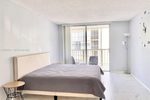 Condominio en venta en Hallandale Beach, Florida, 1 dormitorio, 76.18 m2 № 2171002 - foto 10