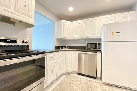 Condominio en venta en Hallandale Beach, Florida, 1 dormitorio, 76.18 m2 № 2171002 - foto 13