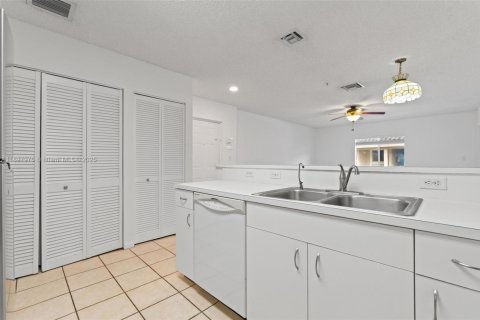 Condo in Coral Springs, Florida, 2 bedrooms  № 1949826 - photo 13