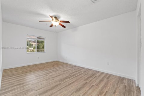 Condo in Coral Springs, Florida, 2 bedrooms  № 1949826 - photo 15