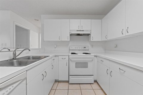 Condo in Coral Springs, Florida, 2 bedrooms  № 1949826 - photo 12