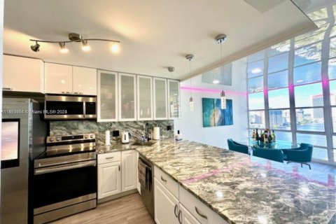 Купить кондоминиум в Халландейл-Бич, Флорида 2 спальни, 117.99м2, № 2013396 - фото 4