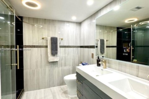 Купить кондоминиум в Халландейл-Бич, Флорида 2 спальни, 117.99м2, № 2013396 - фото 12