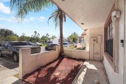 Townhouse in Sunrise, Florida 3 bedrooms, 146.79 sq.m. № 1947756 - photo 2