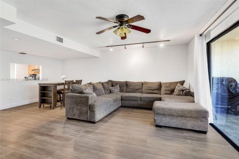 Townhouse in Sunrise, Florida 3 bedrooms, 146.79 sq.m. № 1947756 - photo 5