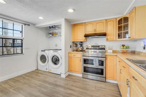 Townhouse in Sunrise, Florida 3 bedrooms, 146.79 sq.m. № 1947756 - photo 9