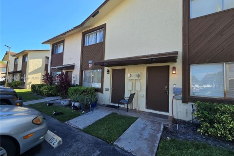 Townhouse in Margate, Florida 2 bedrooms, 74.32 sq.m. № 1892465 - photo 1