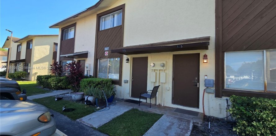 Townhouse in Margate, Florida 2 bedrooms, 74.32 sq.m. № 1892465