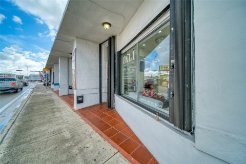 Commercial property in Miami, Florida № 1709860 - photo 11