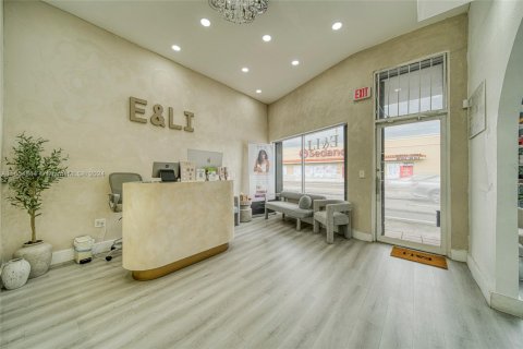 Commercial property in Miami, Florida № 1709860 - photo 2