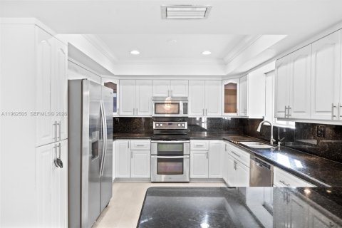 Villa ou maison à louer à Miami, Floride: 4 chambres, 164.34 m2 № 2025835 - photo 11