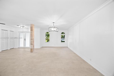 Villa ou maison à louer à Miami, Floride: 4 chambres, 164.34 m2 № 2025835 - photo 4