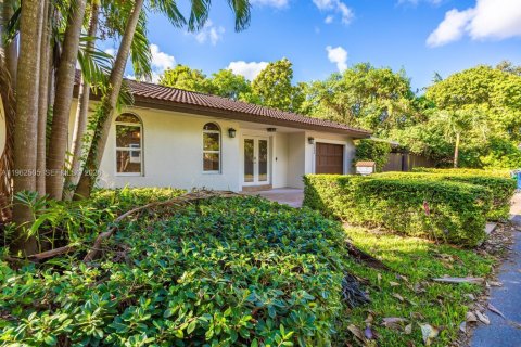Villa ou maison à louer à Miami, Floride: 4 chambres, 164.34 m2 № 2025835 - photo 2