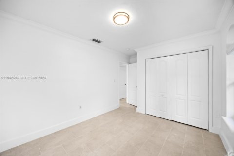 Villa ou maison à louer à Miami, Floride: 4 chambres, 164.34 m2 № 2025835 - photo 17