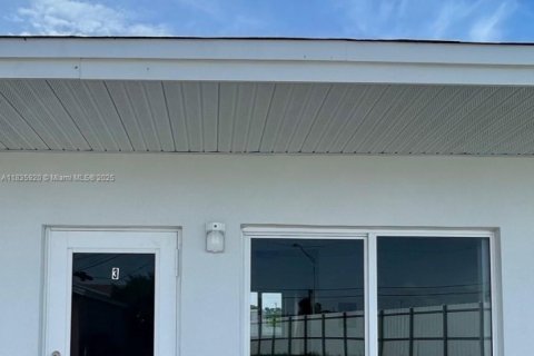 Propiedad comercial en alquiler en Opa-locka, Florida, 23.69 m2 № 1818707 - foto 2