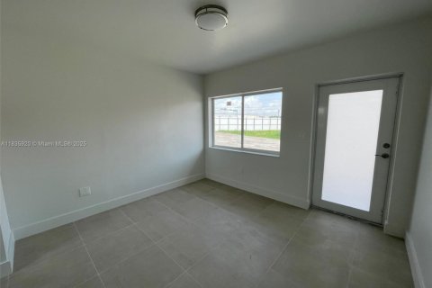 Propiedad comercial en alquiler en Opa-locka, Florida, 23.69 m2 № 1818707 - foto 4
