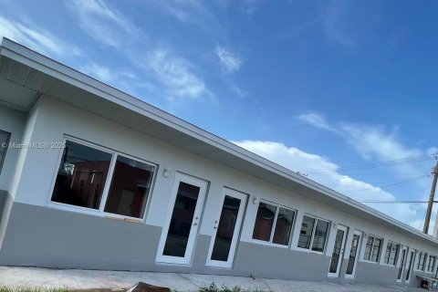 Propiedad comercial en alquiler en Opa-locka, Florida, 23.69 m2 № 1818707 - foto 1