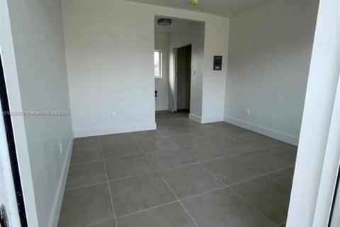 Propiedad comercial en alquiler en Opa-locka, Florida, 23.69 m2 № 1818707 - foto 3