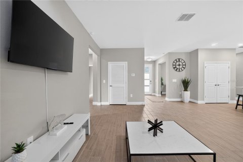 Villa ou maison à vendre à North Port, Floride: 4 chambres, 213.77 m2 № 2401115 - photo 13