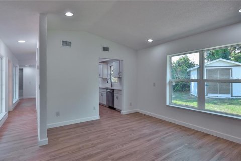 Villa ou maison à vendre à Edgewater, Floride: 3 chambres, 132.85 m2 № 2110594 - photo 10