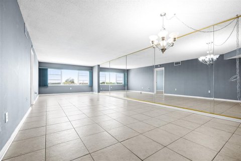 Condo in Seminole, Florida, 2 bedrooms  № 1832093 - photo 12