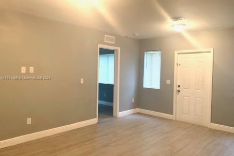 Villa ou maison à louer à Miami, Floride: 3 chambres, 181.72 m2 № 1967325 - photo 6