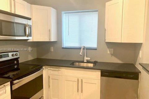 Villa ou maison à louer à Miami, Floride: 3 chambres, 181.72 m2 № 1967325 - photo 13