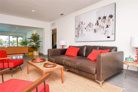 House in Miami Beach, Florida 3 bedrooms, 202.71 sq.m. № 1973406 - photo 4