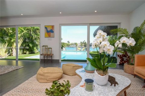 House in Miami Beach, Florida 3 bedrooms, 202.71 sq.m. № 1973406 - photo 11