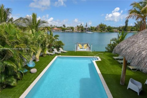 House in Miami Beach, Florida 3 bedrooms, 202.71 sq.m. № 1973406 - photo 1
