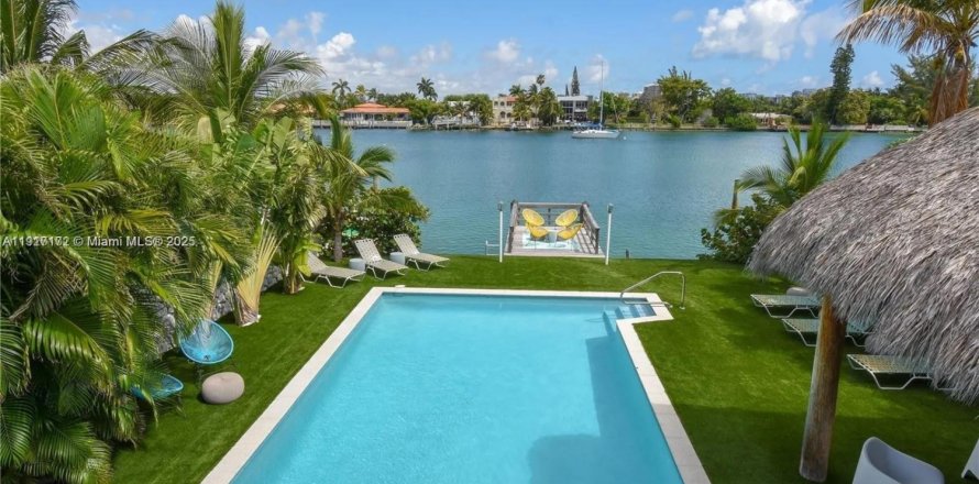 House in Miami Beach, Florida 3 bedrooms, 202.71 sq.m. № 1973406