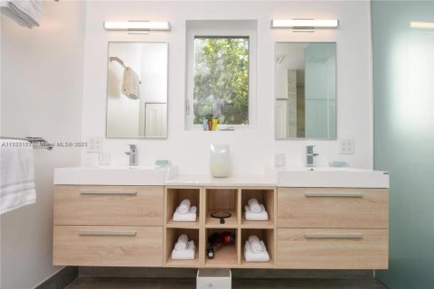 House in Miami Beach, Florida 3 bedrooms, 202.71 sq.m. № 1973406 - photo 25