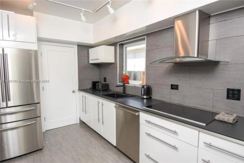 House in Miami Beach, Florida 3 bedrooms, 202.71 sq.m. № 1973406 - photo 21