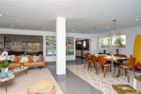 House in Miami Beach, Florida 3 bedrooms, 202.71 sq.m. № 1973406 - photo 7