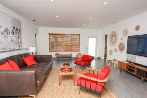 House in Miami Beach, Florida 3 bedrooms, 202.71 sq.m. № 1973406 - photo 5