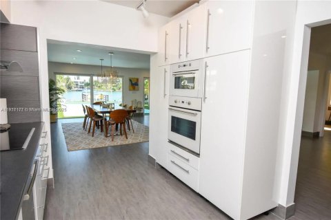 House in Miami Beach, Florida 3 bedrooms, 202.71 sq.m. № 1973406 - photo 19