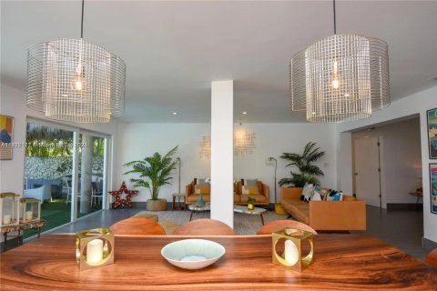 House in Miami Beach, Florida 3 bedrooms, 202.71 sq.m. № 1973406 - photo 13