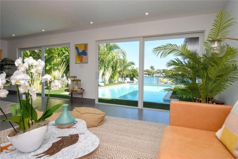 House in Miami Beach, Florida 3 bedrooms, 202.71 sq.m. № 1973406 - photo 12