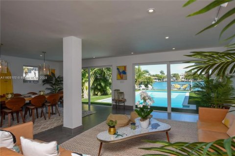 House in Miami Beach, Florida 3 bedrooms, 202.71 sq.m. № 1973406 - photo 14