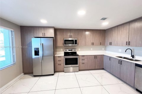 Снять в аренду таунхаус в Хомстед, Флорида 4 спальни, 129.88м2, № 2003818 - фото 6